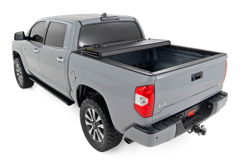 ラフカントリー トヨタ Tundra ハードトライフォールド フリップアップ トノーカバー 5'7" ベッド 2007-2021