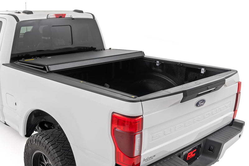 ラフカントリー ハードトライフォールド フリップアップ トノーカバー 6'10" ベッド | フォード F-250/F-350 Super Duty 2017-2026