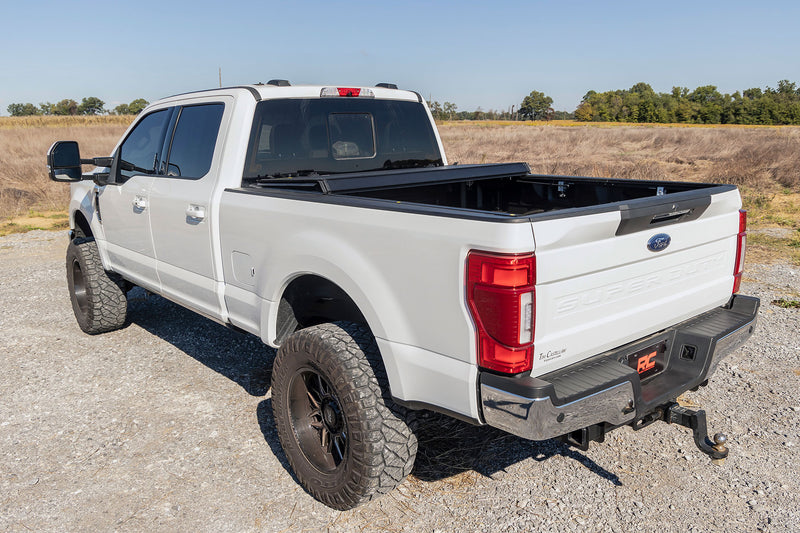 ラフカントリー ハードトライフォールド フリップアップ トノーカバー 6'10" ベッド | フォード F-250/F-350 Super Duty 2017-2026