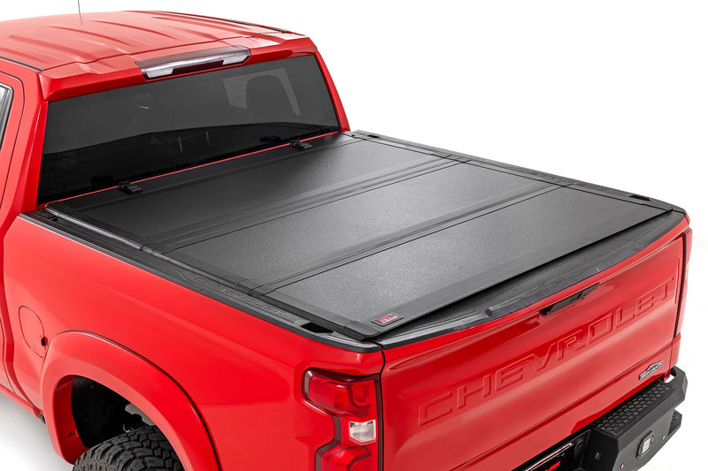 ラフカントリー ハードトライフォールドフリップアップベッドカバー | シボレー シルバラード 1500 / GMC シエラ 1500 (2019-2026)