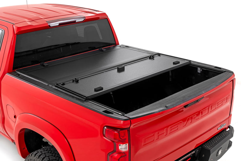 ラフカントリー ハードトライフォールドフリップアップベッドカバー | シボレー シルバラード 1500 / GMC シエラ 1500 (2019-2026)