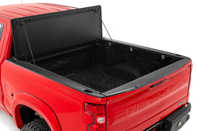 ラフカントリー ハードトライフォールドフリップアップベッドカバー | シボレー シルバラード 1500 / GMC シエラ 1500 (2019-2026)