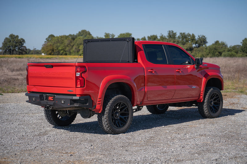 ラフカントリー ハードトライフォールドフリップアップベッドカバー | シボレー シルバラード 1500 / GMC シエラ 1500 (2019-2026)