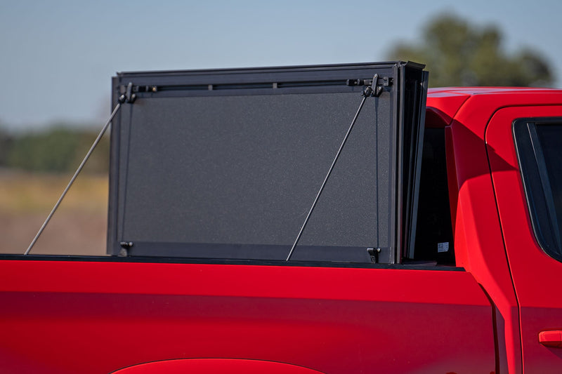 ラフカントリー ハードトライフォールドフリップアップベッドカバー | シボレー シルバラード 1500 / GMC シエラ 1500 (2019-2026)