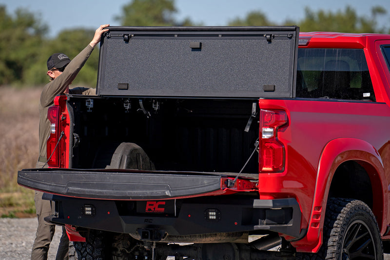 ラフカントリー ハードトライフォールドフリップアップベッドカバー | シボレー シルバラード 1500 / GMC シエラ 1500 (2019-2026)