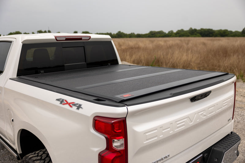 ラフカントリー ハードロープロファイルベッドカバー | シボレー シルバラード 1500 / GMC シエラ 1500 (2019-2026)