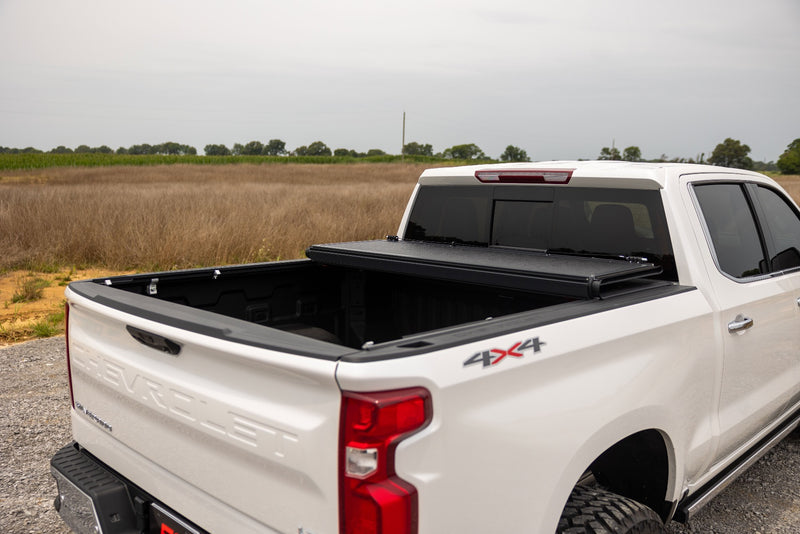 ラフカントリー ハードロープロファイルベッドカバー | シボレー シルバラード 1500 / GMC シエラ 1500 (2019-2026)