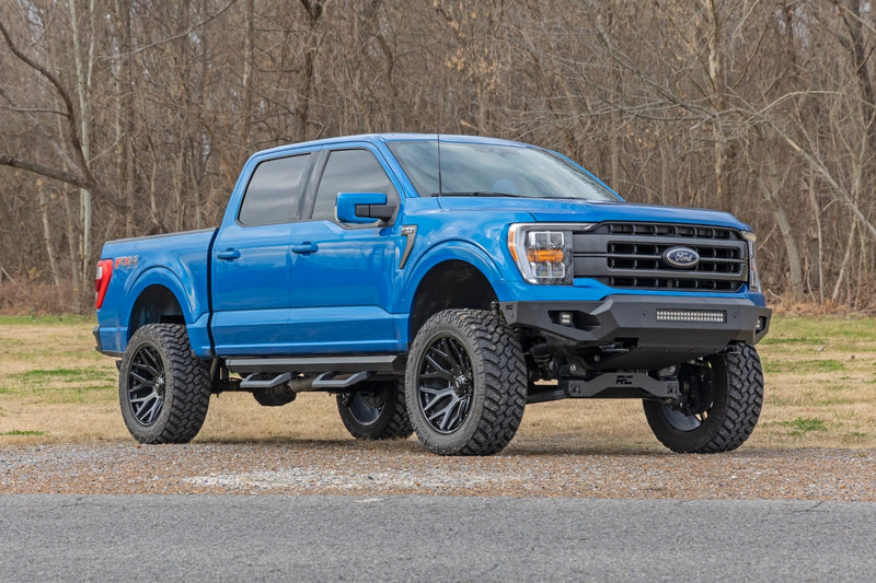 ラフカントリー ハイクリアランスフロントバンパー LEDライト&スキッドプレート付き | フォード F-150 (2021-2023)