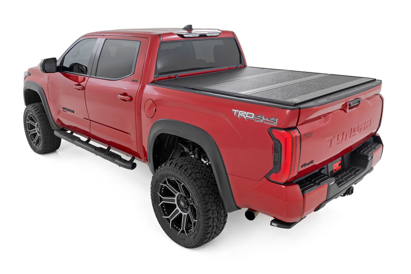 ラフカントリー ハードロープロファイルベッドカバー トライフォールド | トヨタ Tundra 2022-2026 | 5'7" ベッド