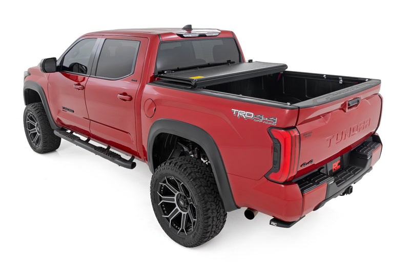ラフカントリー ハードロープロファイルベッドカバー トライフォールド | トヨタ Tundra 2022-2026 | 5'7" ベッド