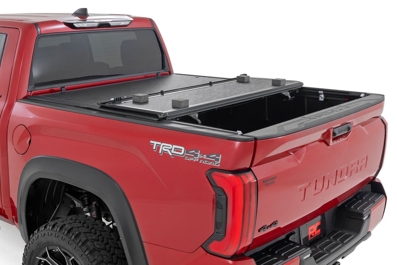 ラフカントリー ハードロープロファイルベッドカバー トライフォールド | トヨタ Tundra 2022-2026 | 5'7" ベッド