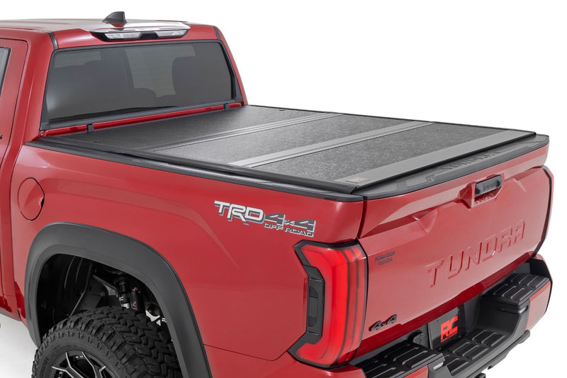 ラフカントリー ハードロープロファイルベッドカバー トライフォールド | トヨタ Tundra 2022-2026 | 5'7" ベッド