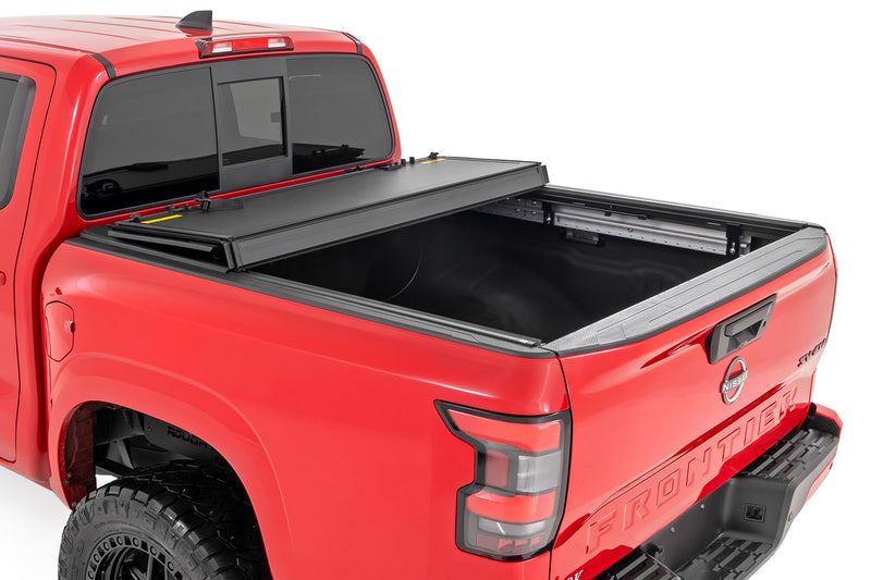 ラフカントリー ハードトライフォールド フリップアップ トノーカバー | 5フィートベッド | ニッサン Frontier 2WD/4WD (2022-2026)