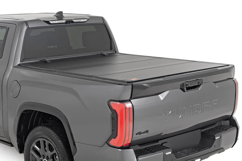 ラフカントリー ハードトライフォールド フリップアップ トノーカバー 5'7" トヨタ Tundra 2022-2026
