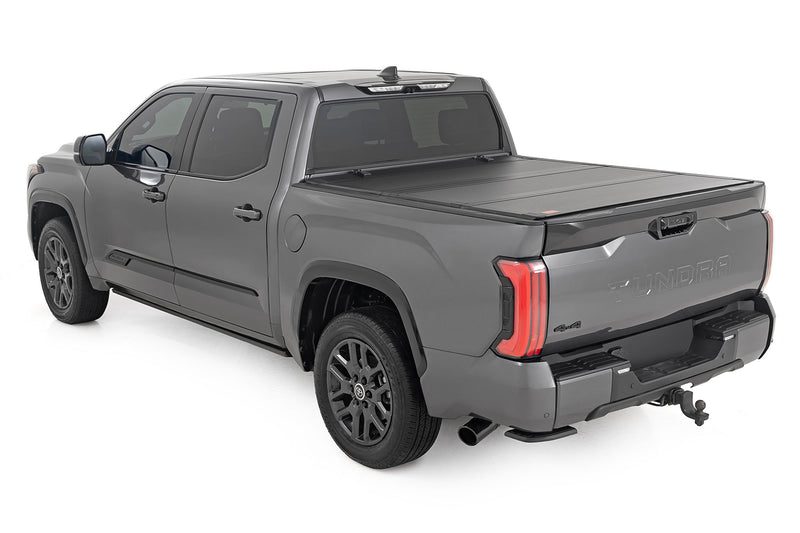 ラフカントリー ハードトライフォールド フリップアップ トノーカバー 5'7" トヨタ Tundra 2022-2026