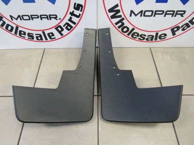 モパー リア成形スプラッシュガード (純正フェンダーフレア装着車用) — ラム 1500 2019-2024