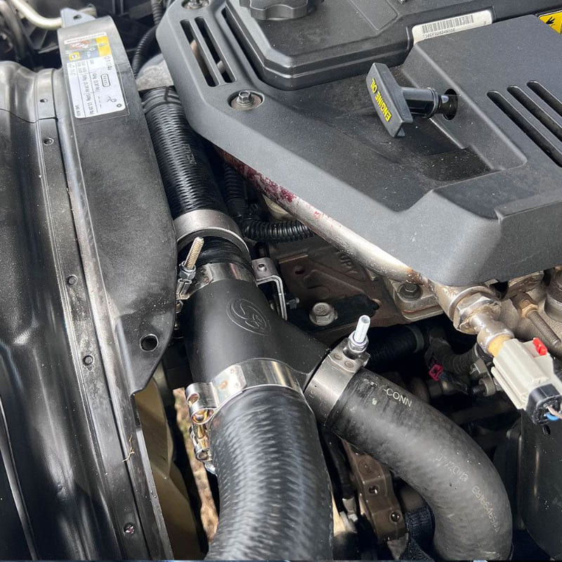 S&B アルミニウム クーラントYパイプ ダッジ Ram 2013-2015 Cummins 6.7L (デュアルラジエーター用)