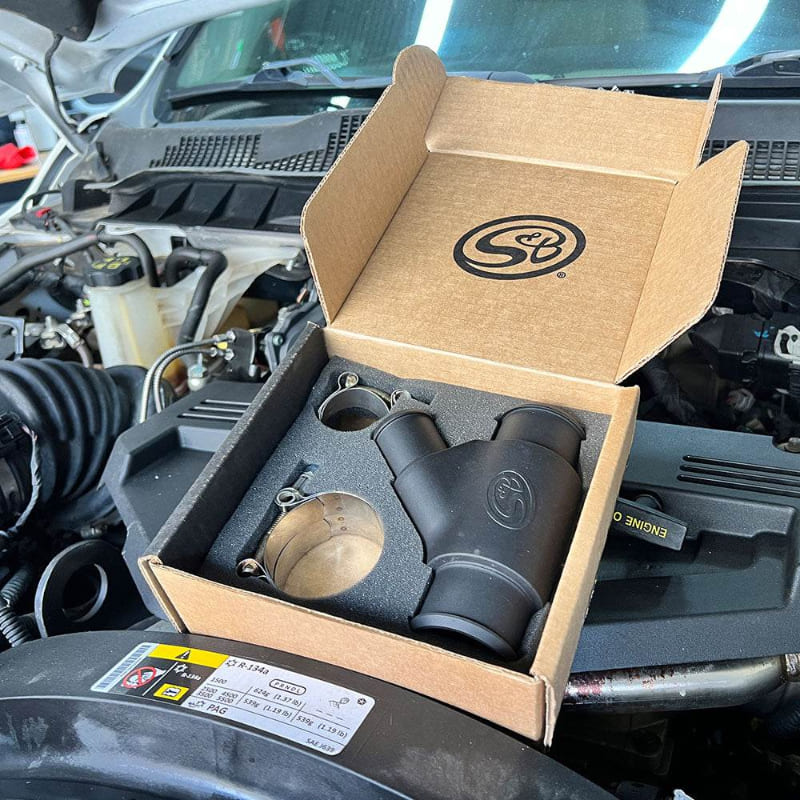 S&B アルミニウム クーラントYパイプ ダッジ Ram 2013-2015 Cummins 6.7L (デュアルラジエーター用)