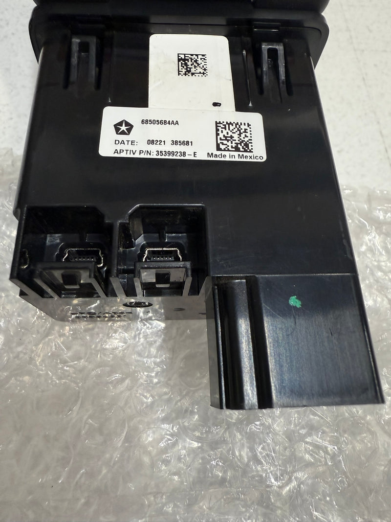MOPAR 純正 MEDIA USB ポート　コネクター