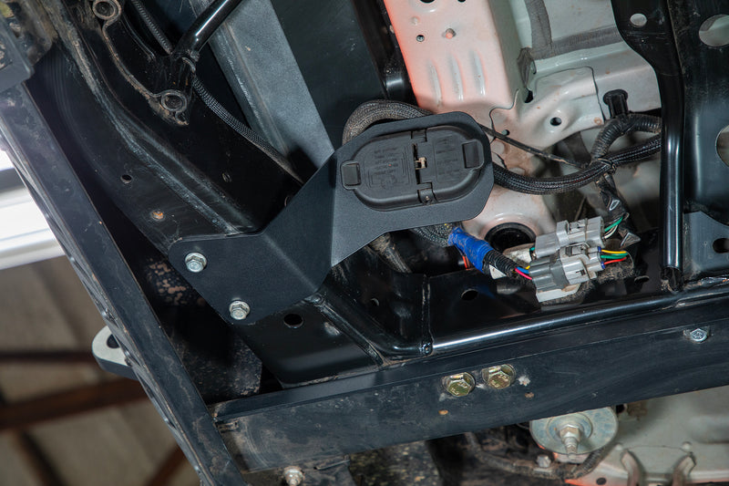 ビクトリー4x4 トヨタ 4Runner / レクサス GX460 7ピントレーラー配線リロケーションブラケット