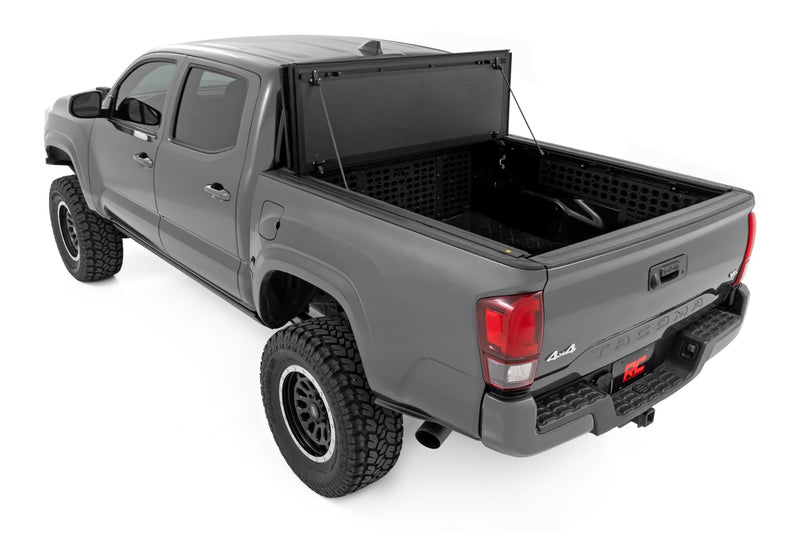 ラフカントリー ハードトライフォールド フリップアップ トノーカバー | トヨタ タコマ 2WD/4WD (2016-2023)
