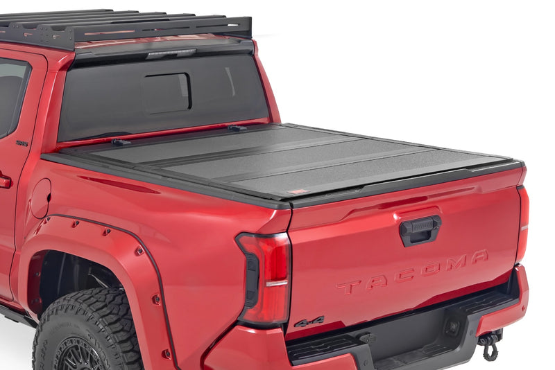 ラフカントリー ハードトライフォールド フリップアップ トノーカバー | トヨタ タコマ 2WD/4WD (2024-2026)