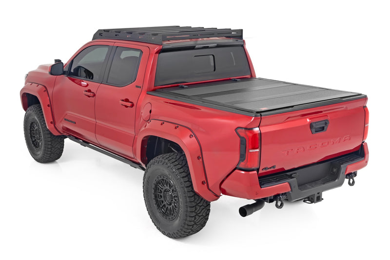 ラフカントリー ハードトライフォールド フリップアップ トノーカバー | トヨタ タコマ 2WD/4WD (2024-2026)