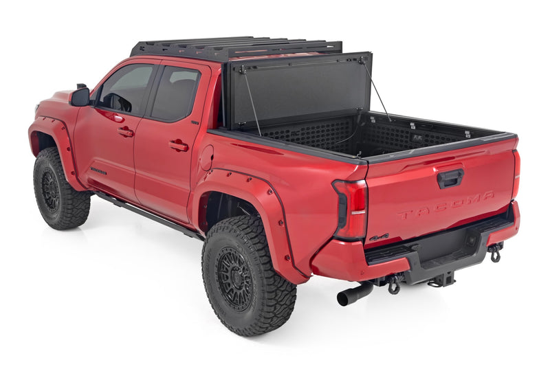 ラフカントリー ハードトライフォールド フリップアップ トノーカバー | トヨタ タコマ 2WD/4WD (2024-2026)