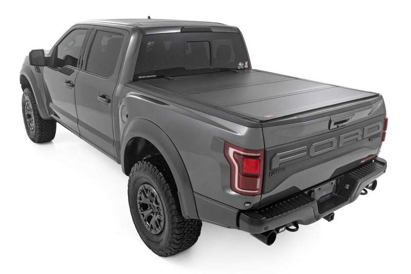 ラフカントリー ハードトライフォールド フリップアップ トノーカバー | フォード F-150 / F-150 Lightning (2021-2026)