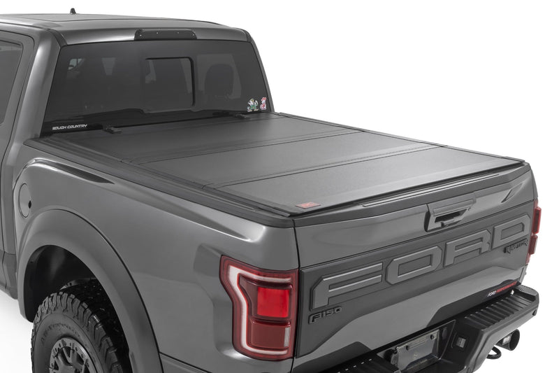 ラフカントリー ハードトライフォールド フリップアップ トノーカバー | フォード F-150 / F-150 Lightning (2021-2026)