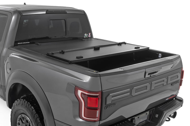 ラフカントリー ハードトライフォールド フリップアップ トノーカバー | フォード F-150 / F-150 Lightning (2021-2026)