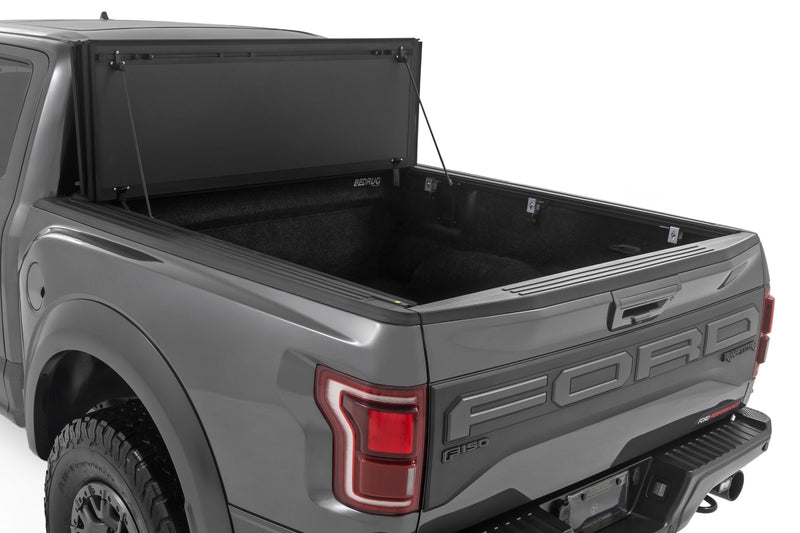 ラフカントリー ハードトライフォールド フリップアップ トノーカバー | フォード F-150 / F-150 Lightning (2021-2026)