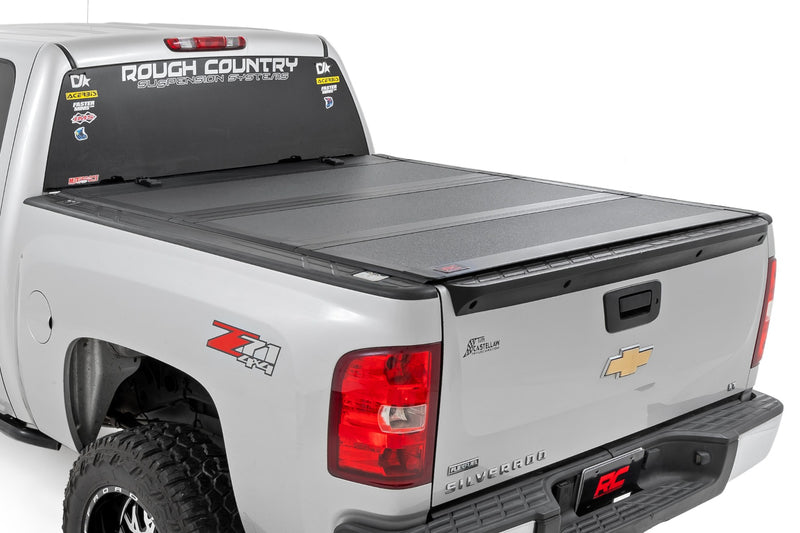 ラフカントリー ハードトライフォールド フリップアップ トノーカバー | シボレー/GMC 1500 (2007-2013)