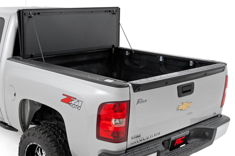 ラフカントリー ハードトライフォールド フリップアップ トノーカバー | シボレー/GMC 1500 (2007-2013)