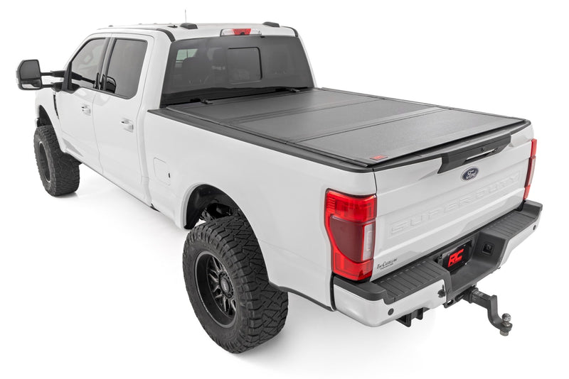 ラフカントリー ハードトライフォールド フリップアップ トノーカバー 6'10" ベッド | フォード F-250/F-350 Super Duty 2017-2026