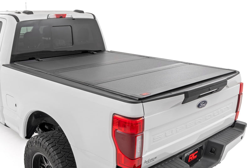 ラフカントリー ハードトライフォールド フリップアップ トノーカバー 6'10" ベッド | フォード F-250/F-350 Super Duty 2017-2026