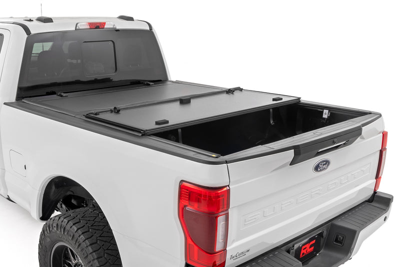 ラフカントリー ハードトライフォールド フリップアップ トノーカバー 6'10" ベッド | フォード F-250/F-350 Super Duty 2017-2026