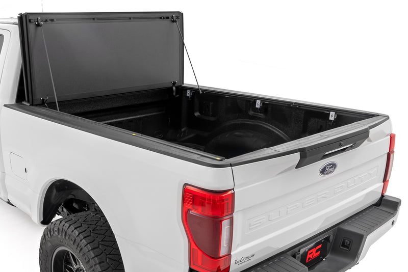 ラフカントリー ハードトライフォールド フリップアップ トノーカバー 6'10" ベッド | フォード F-250/F-350 Super Duty 2017-2026