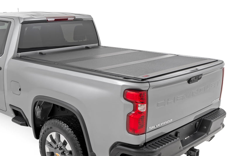 ラフカントリー ハードトライフォールド フリップアップ トノーカバー 6'9" ベッド | シボレー シルバラード/GMC シエラ 2500HD/3500HD 2020-2026