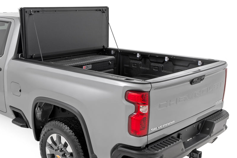 ラフカントリー ハードトライフォールド フリップアップ トノーカバー 6'9" ベッド | シボレー シルバラード/GMC シエラ 2500HD/3500HD 2020-2026