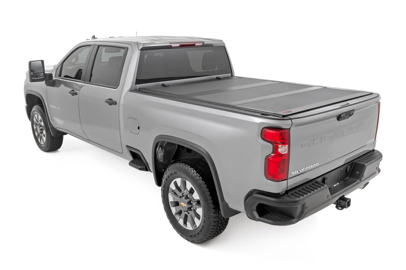 ラフカントリー ハードトライフォールド フリップアップ トノーカバー 6'9" ベッド | シボレー シルバラード/GMC シエラ 2500HD/3500HD 2020-2026