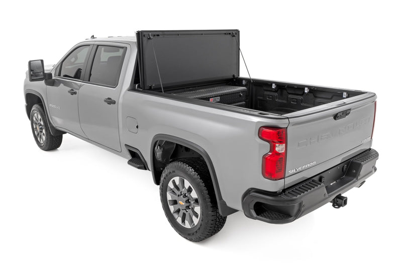 ラフカントリー ハードトライフォールド フリップアップ トノーカバー 6'9" ベッド | シボレー シルバラード/GMC シエラ 2500HD/3500HD 2020-2026