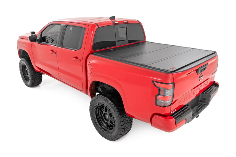 ラフカントリー ハードトライフォールド フリップアップ トノーカバー | 5フィートベッド | ニッサン Frontier 2WD/4WD (2022-2026)