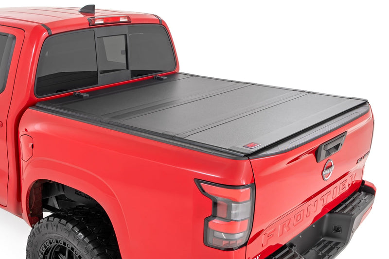 ラフカントリー ハードトライフォールド フリップアップ トノーカバー | 5フィートベッド | ニッサン Frontier 2WD/4WD (2022-2026)