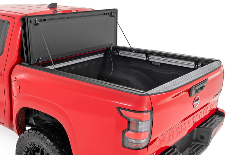 ラフカントリー ハードトライフォールド フリップアップ トノーカバー | 5フィートベッド | ニッサン Frontier 2WD/4WD (2022-2026)