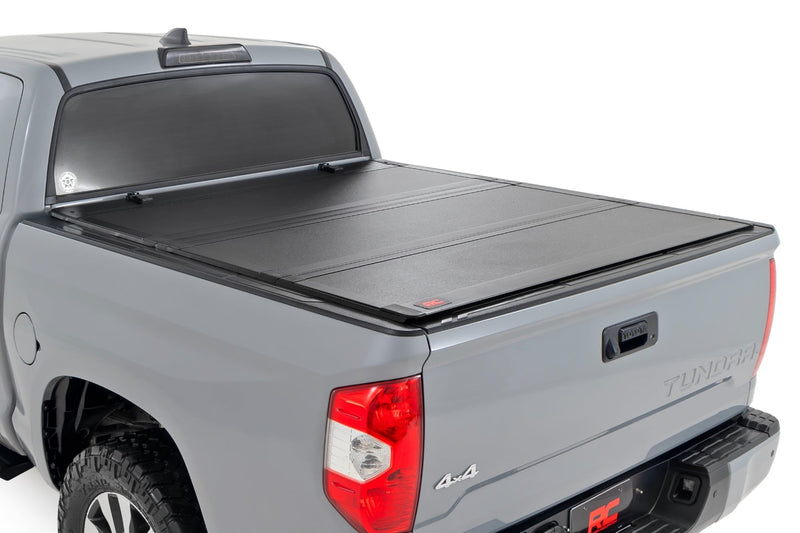 ラフカントリー トヨタ Tundra ハードトライフォールド フリップアップ トノーカバー 5'7" ベッド 2007-2021