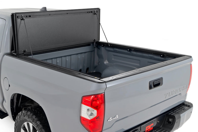 ラフカントリー トヨタ Tundra ハードトライフォールド フリップアップ トノーカバー 5'7" ベッド 2007-2021