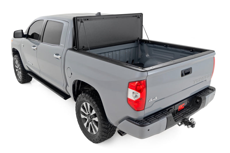 ラフカントリー トヨタ Tundra ハードトライフォールド フリップアップ トノーカバー 5'7" ベッド 2007-2021