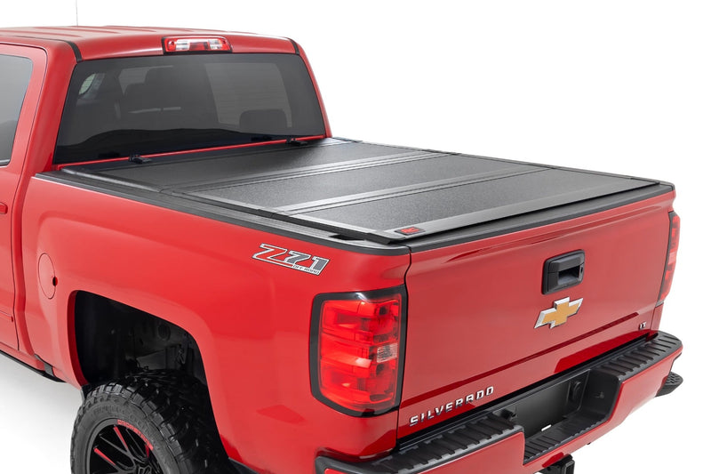 ラフカントリー ハードトライフォールド フリップアップ トノーカバー | シボレー/GMC 1500/2500HD/3500HD (2014-2019)