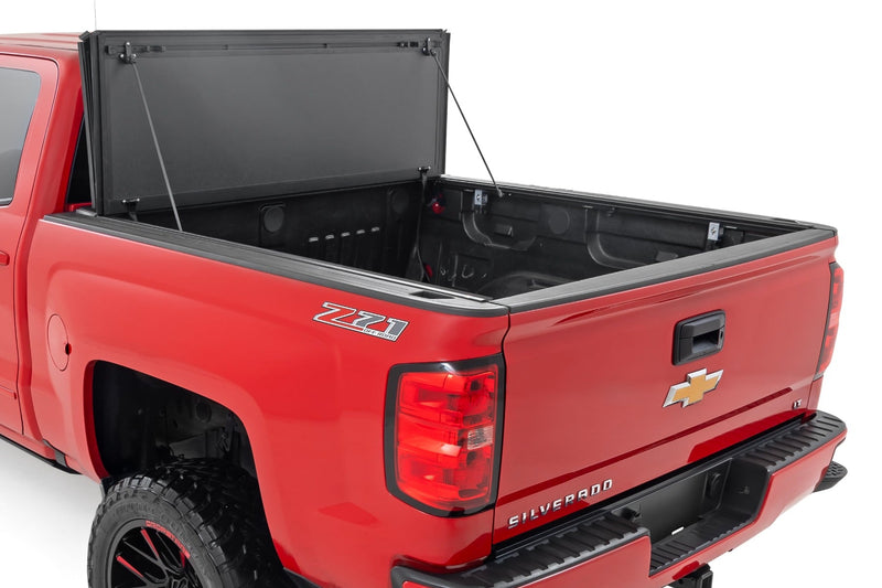 ラフカントリー ハードトライフォールド フリップアップ トノーカバー | シボレー/GMC 1500/2500HD/3500HD (2014-2019)